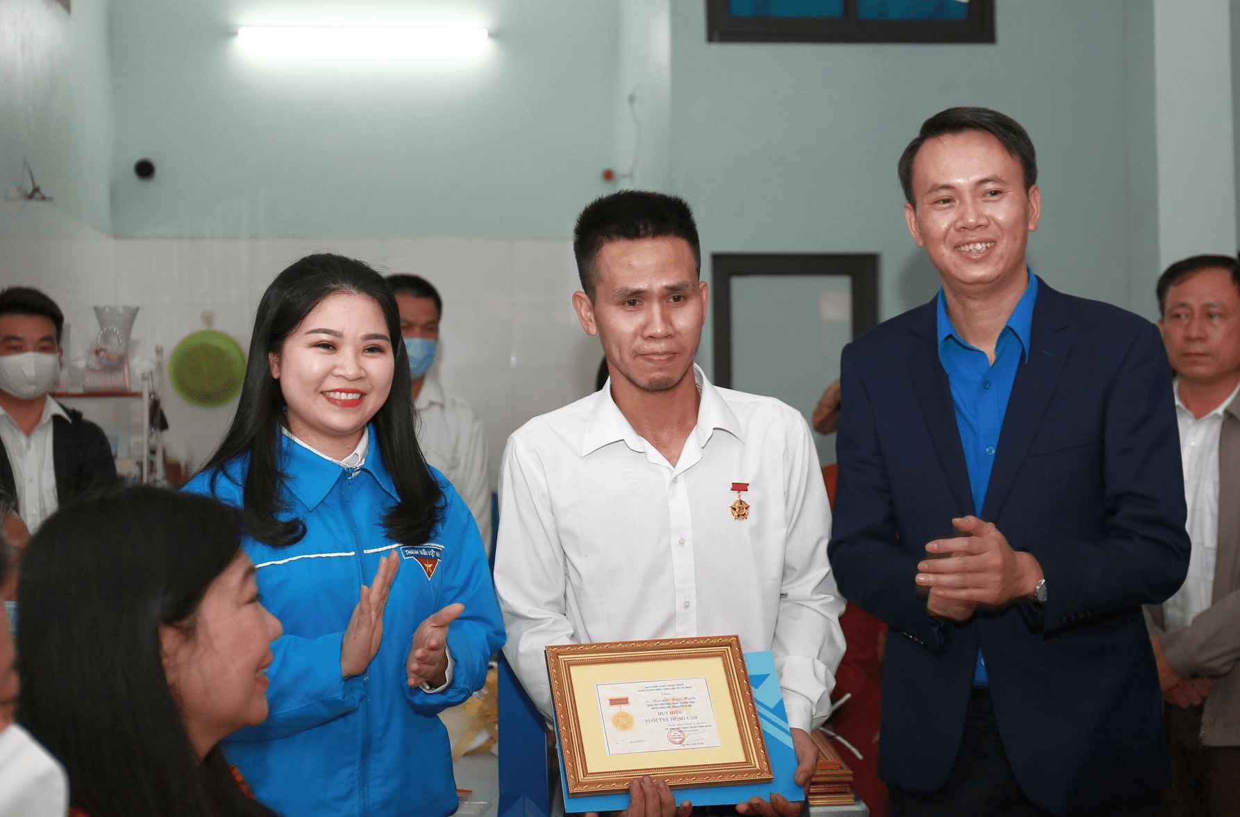 Trung ương Đoàn trao huy hiệu Tuổi trẻ anh hùng cho anh Nguyễn Ngọc Mạnh.